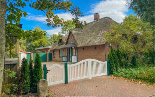 Energetisch modernisiert: Reetdachkate mit Einliegerwohnung**
