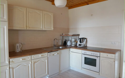 Energetisch modernisiert: Reetdachkate mit Einliegerwohnung**