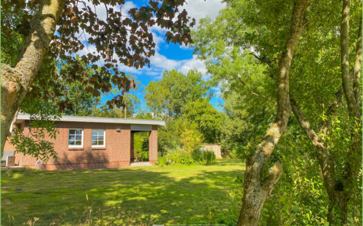 Energetisch modernisiert: Reetdachkate mit Einliegerwohnung**