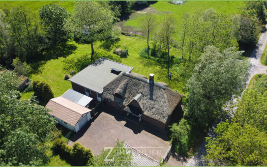 Energetisch modernisiert: Reetdachkate mit Einliegerwohnung**