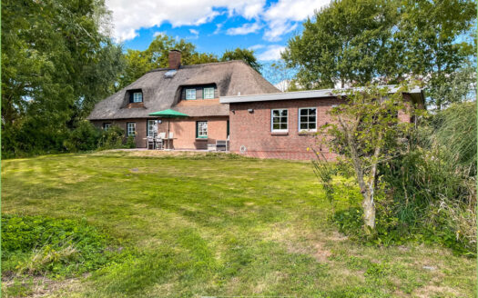 Energetisch modernisiert: Reetdachkate mit Einliegerwohnung**