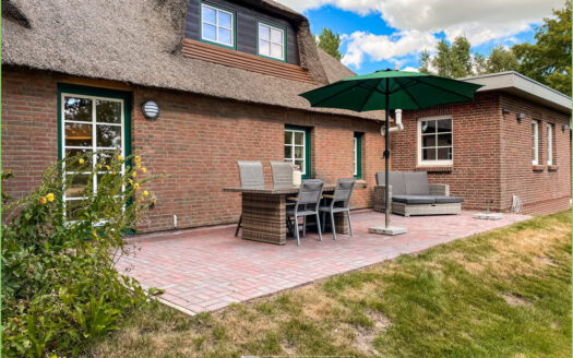 Energetisch modernisiert: Reetdachkate mit Einliegerwohnung**