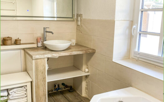 Energetisch modernisiert: Reetdachkate mit Einliegerwohnung**