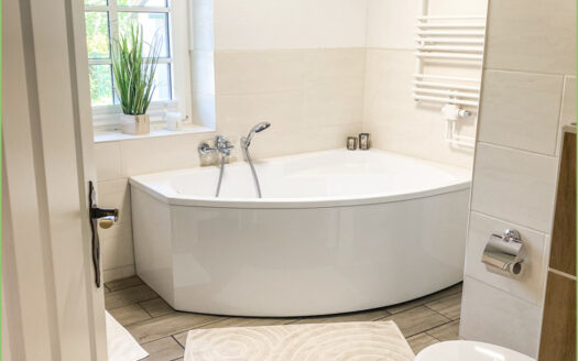 Energetisch modernisiert: Reetdachkate mit Einliegerwohnung**