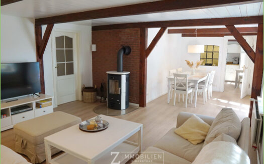 Energetisch modernisiert: Reetdachkate mit Einliegerwohnung**