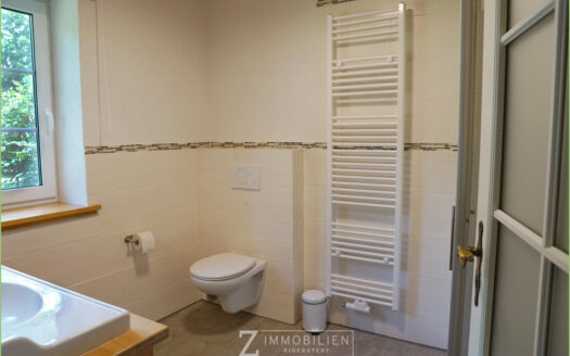 Energetisch modernisiert: Reetdachkate mit Einliegerwohnung**