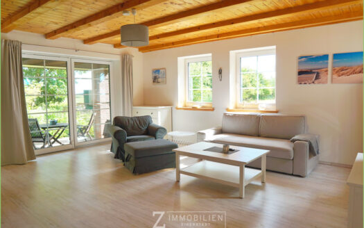 Energetisch modernisiert: Reetdachkate mit Einliegerwohnung**