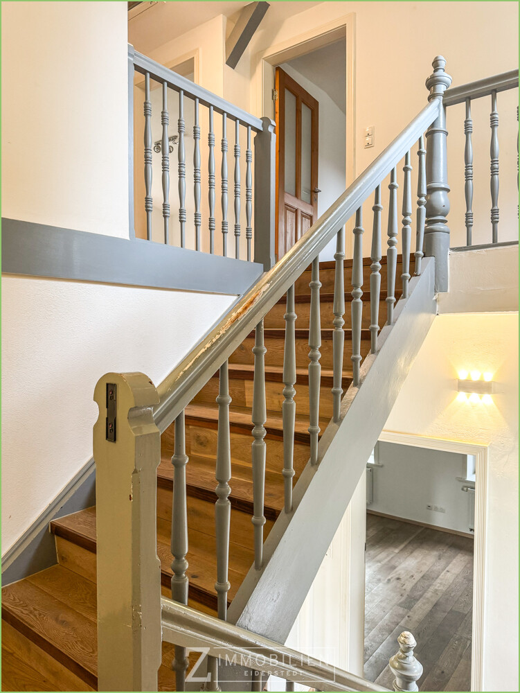 lightbox Holztreppe in das Dachgeschoss