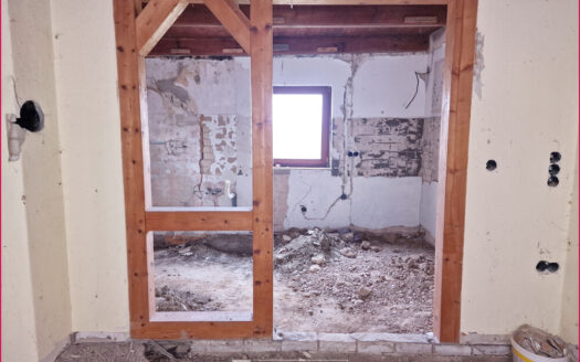 Rohdiamant im Grünen: Bestandsgebäude mit gültiger Baugenehmigung