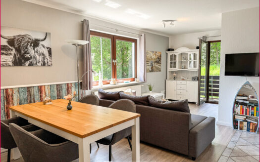 Lichtdurchflutete Ferienwohnung mit Balkon und Waldblick